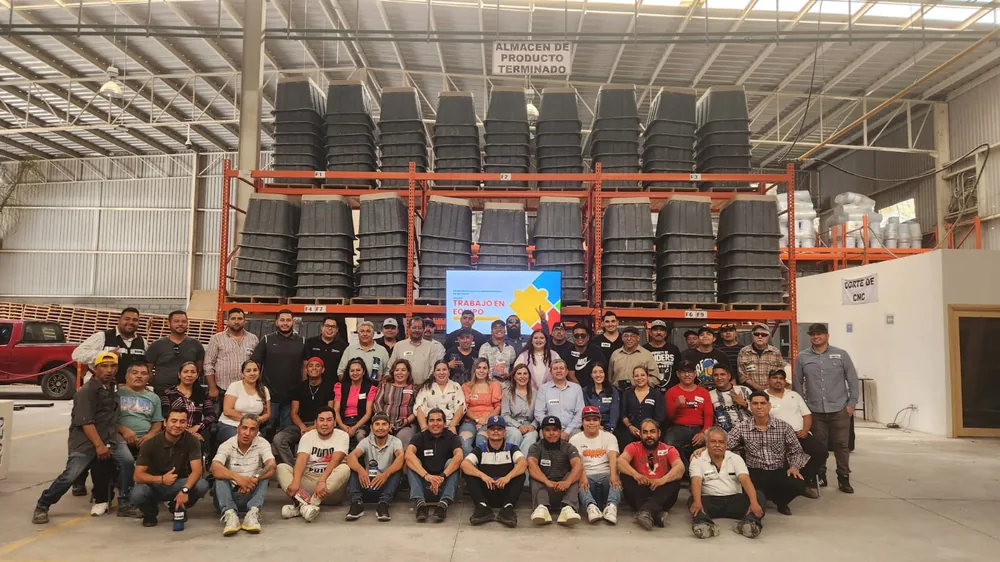 Equipo PROFICO en su planta de Gómez Palacio, Durango